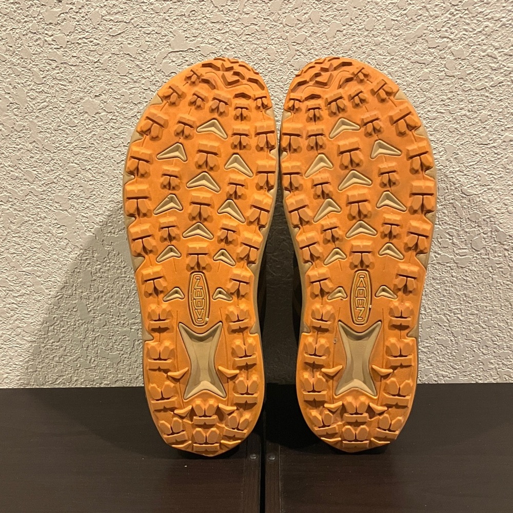 KEEN Men's Green and Tan Athletic Shoes - Picture 7 of 8